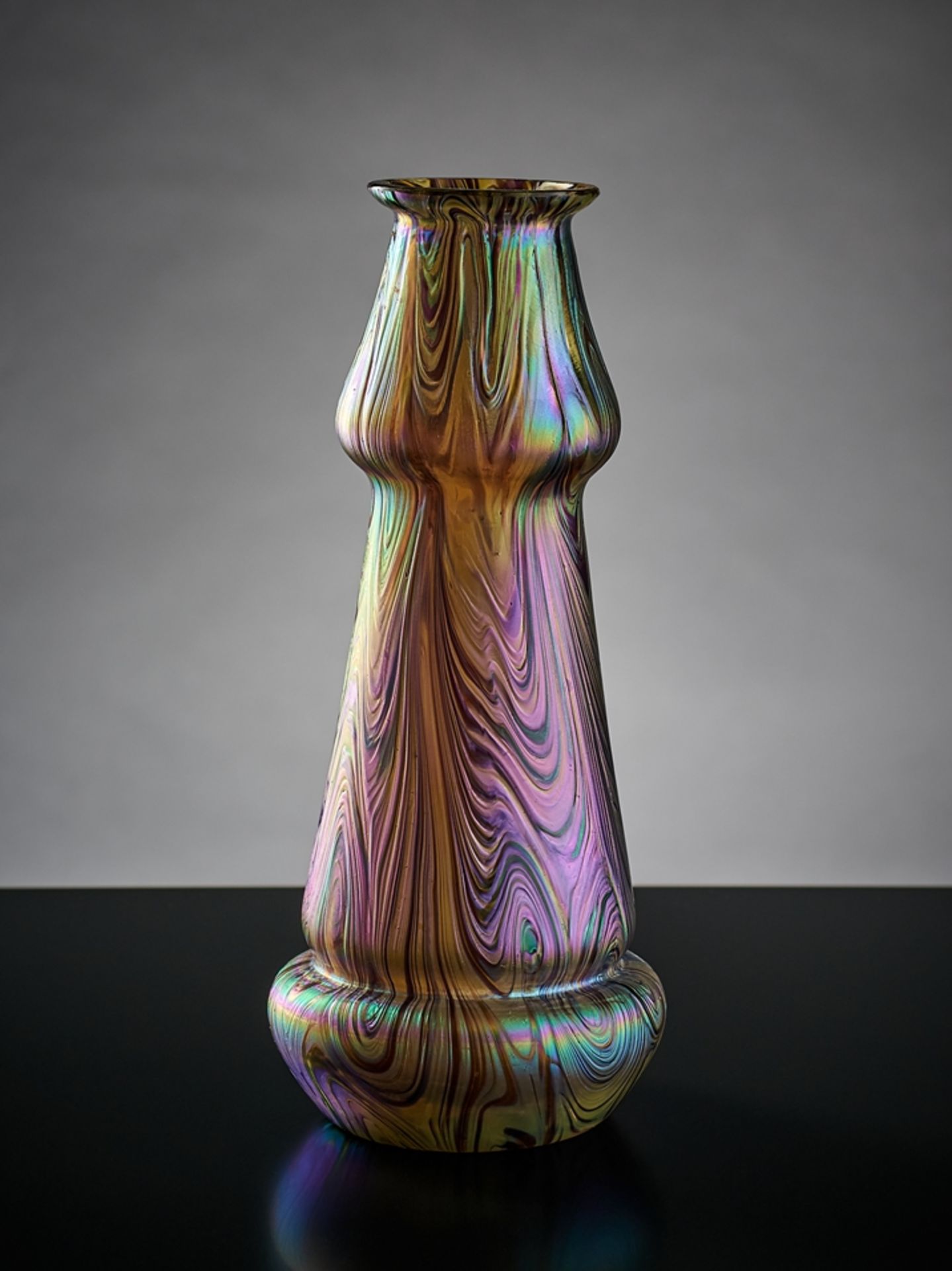 Vase. Dreifach gegliedert. Farbloses Glas mit Kröseleinschmelzungen in violett und gelb, unregelmäß