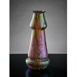Vase. Dreifach gegliedert. Farbloses Glas mit Kröseleinschmelzungen in violett und gelb, unregelmäß