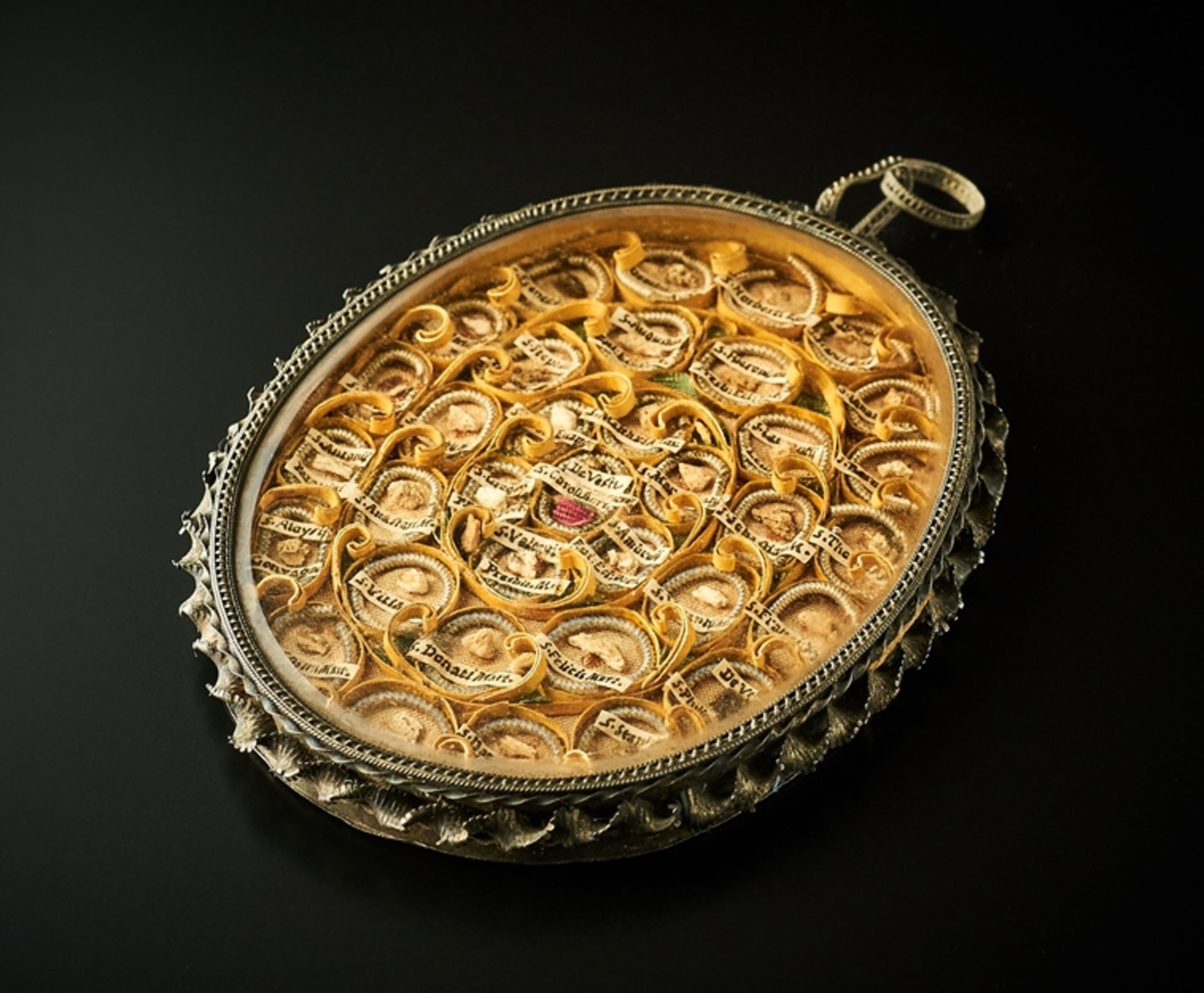 Großes Reliquien-Amulett. 36 diverse Reliquien. Silberfassung. Verso kirchliches Siegel von Brixen