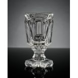 Fußbecher.  Farbloses, geschliffenes Glas. Arkaden und vertikale Riefen. Böhmen, um 1840. H 15,5 cm