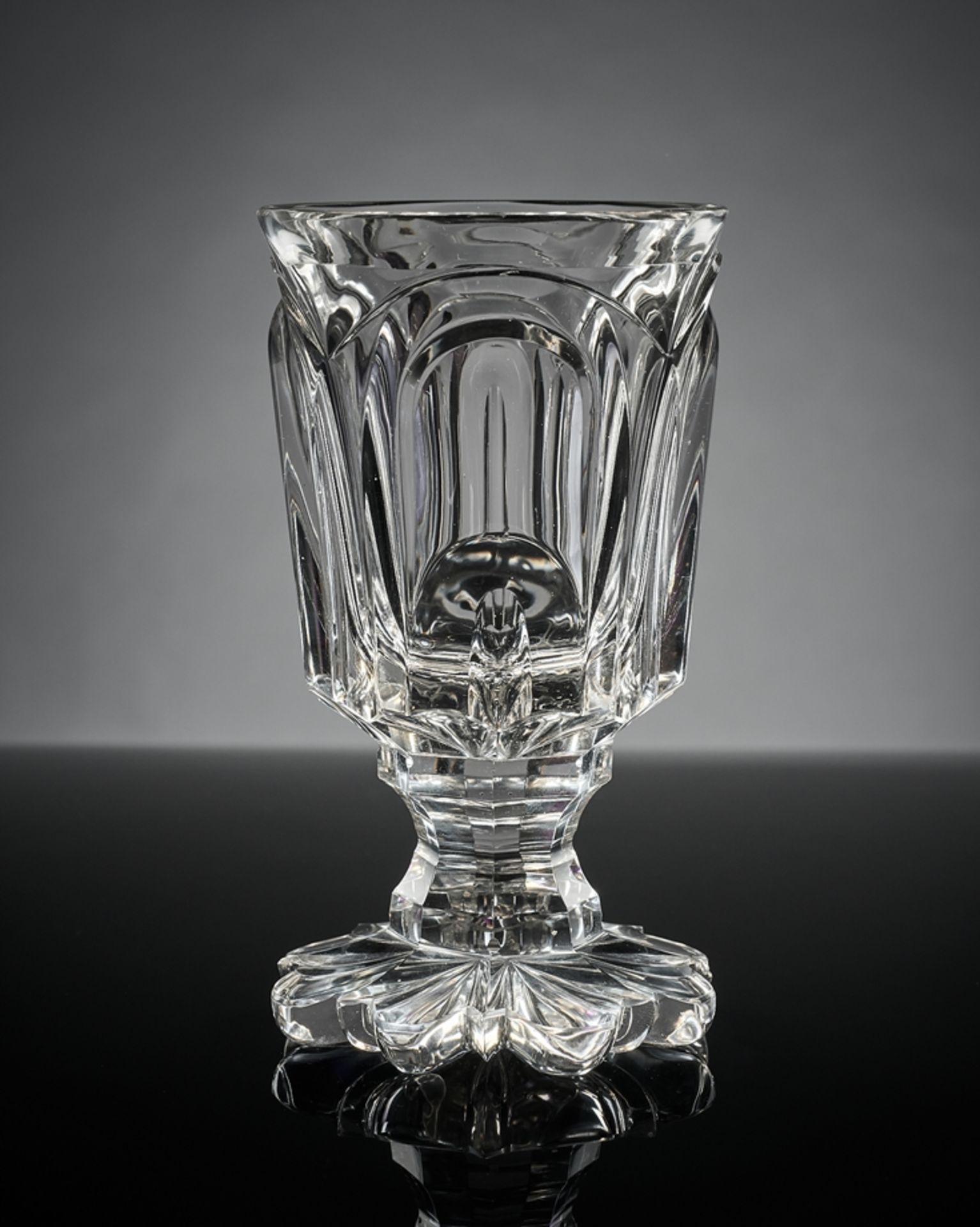 Fußbecher. Farbloses, geschliffenes Glas. Arkaden und vertikale Riefen. Böhmen, um 1840. H 15,5 cm