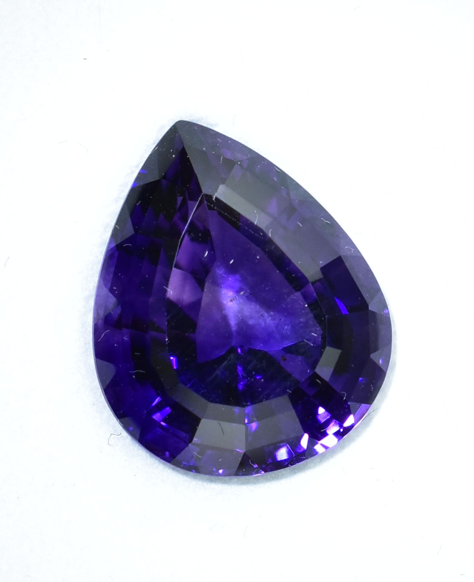 Amethyst. Tropfenförmig facettiert. 9,6 ct.