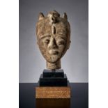 Weiblicher Gedenkkopf (Nsodie) der Akan. Ausdrucksstarke Skulptur einer Frau mit drei kleinen Haark