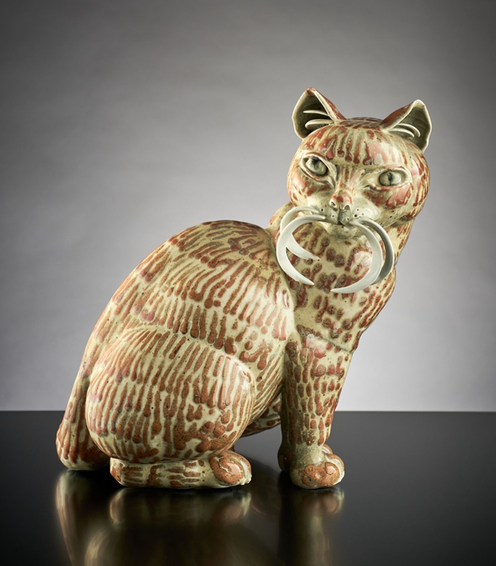 Beate Kuhn. 1927 Düsseldorf - 2015. Katze. Graues Steinzeug mit Bemalung. Kleine Klebestelle. H 29