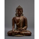 Sitzender Buddha. Dhyanasana. Bhumisparsa mudra. Oberfläche im Gewandbereich mit feiner ornamentale