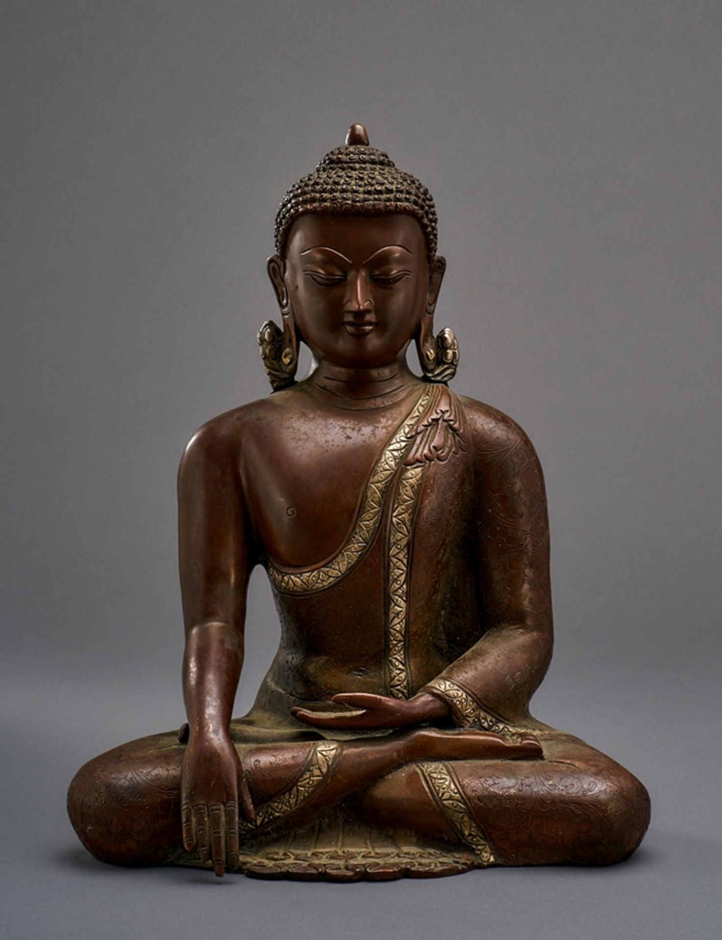 Sitzender Buddha. Dhyanasana. Bhumisparsa mudra. Oberfläche im Gewandbereich mit feiner ornamentale