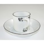 Trauertasse mit Untere. Zylindrische Tasse mit Asthenkel und schwarzer Staffierung. Schwertermarke 