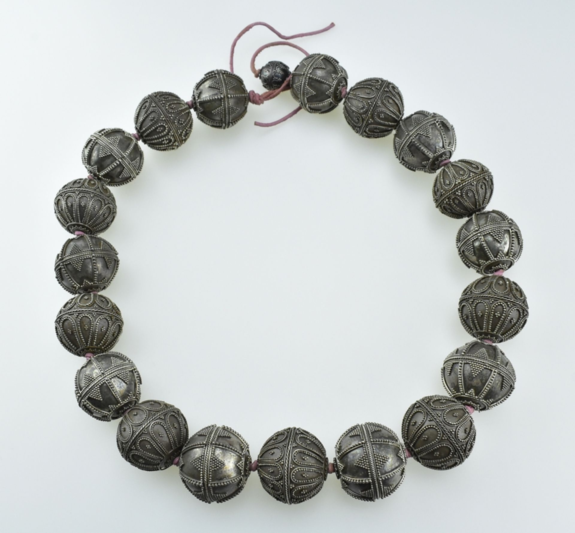 Collier aus handgefertigten Silberkugeln mit Zierbelötung. Ø 2 cm