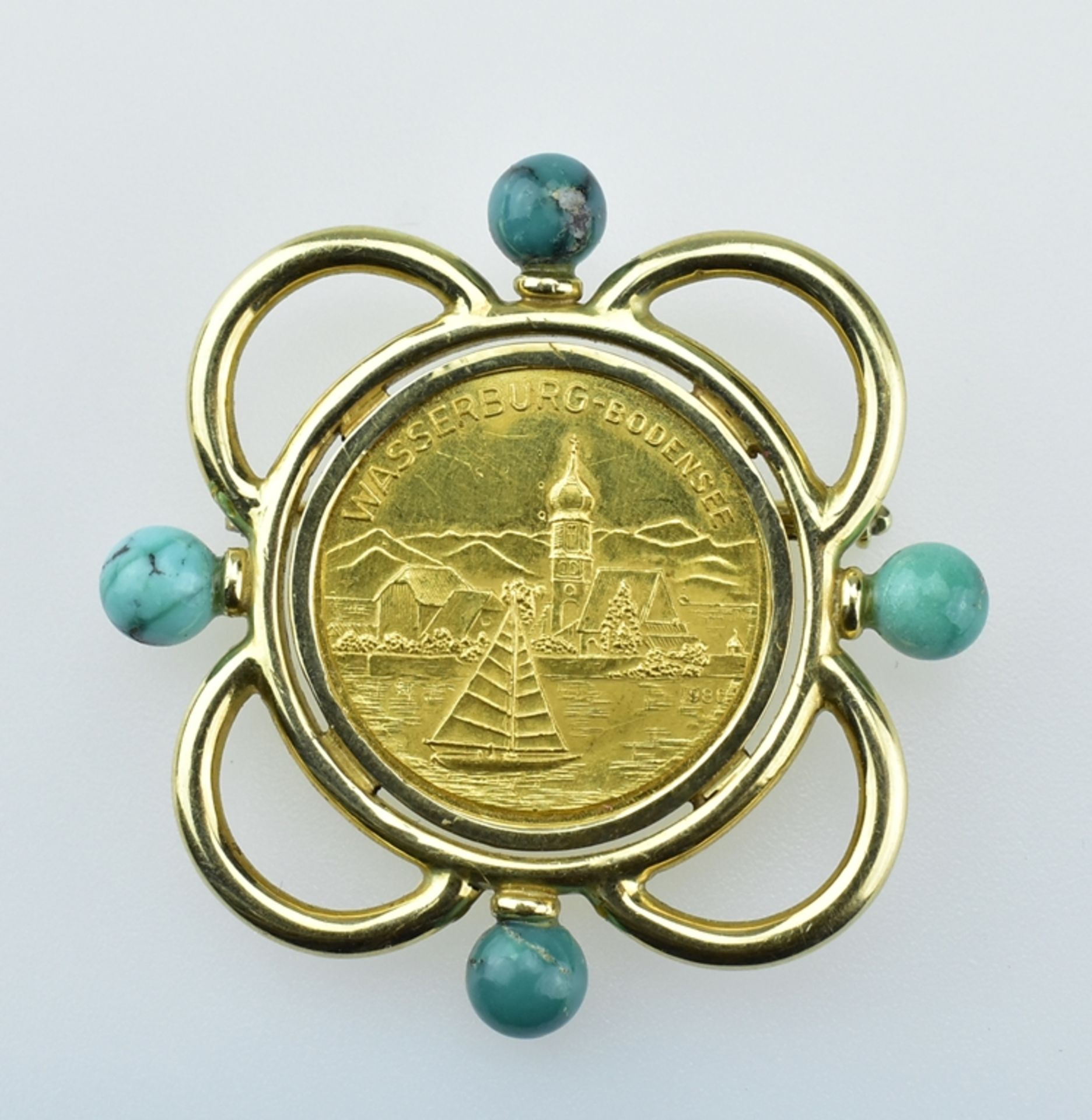 Wasserburg-Brosche.  Goldene Medaille mit Ansicht von Wasserburg am Bodensee. Verso mit den Wappen 