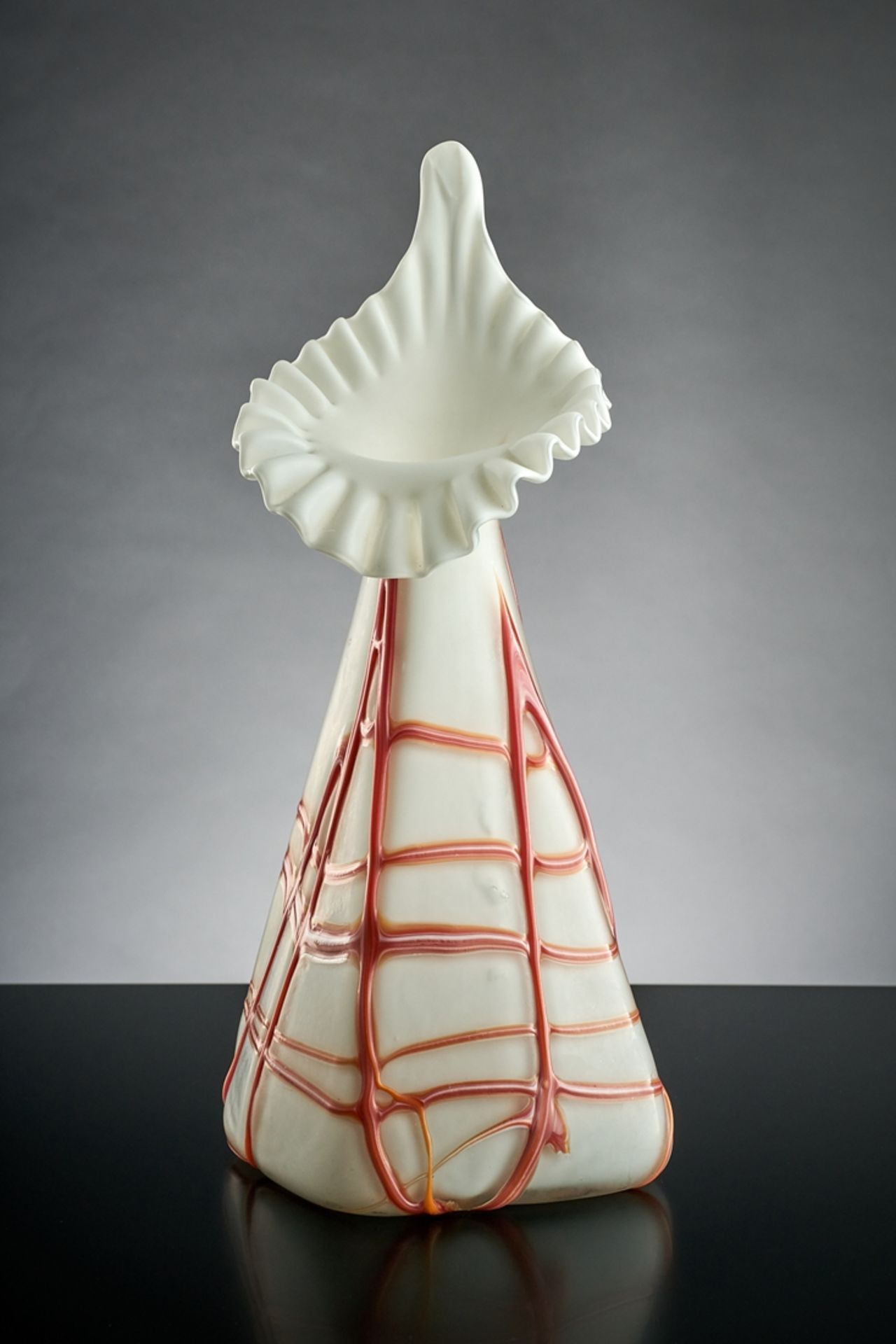 Vase in Form eines Rosensprenggefäßes. Viereckiger konischer Korpus. Beinglas mit korallroten Fade