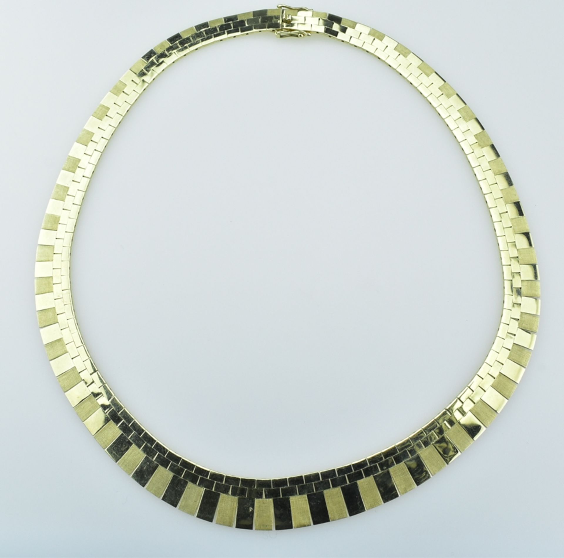 Feines Goldcollier. 14 ct. GG. Poliert und satiniert. L 40 cm. 60,9 g