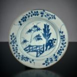 Teller. Unterglasurblauer Dekor mit Zaun und Bananenstaude. China, 18. Jh. Ø 23 cm