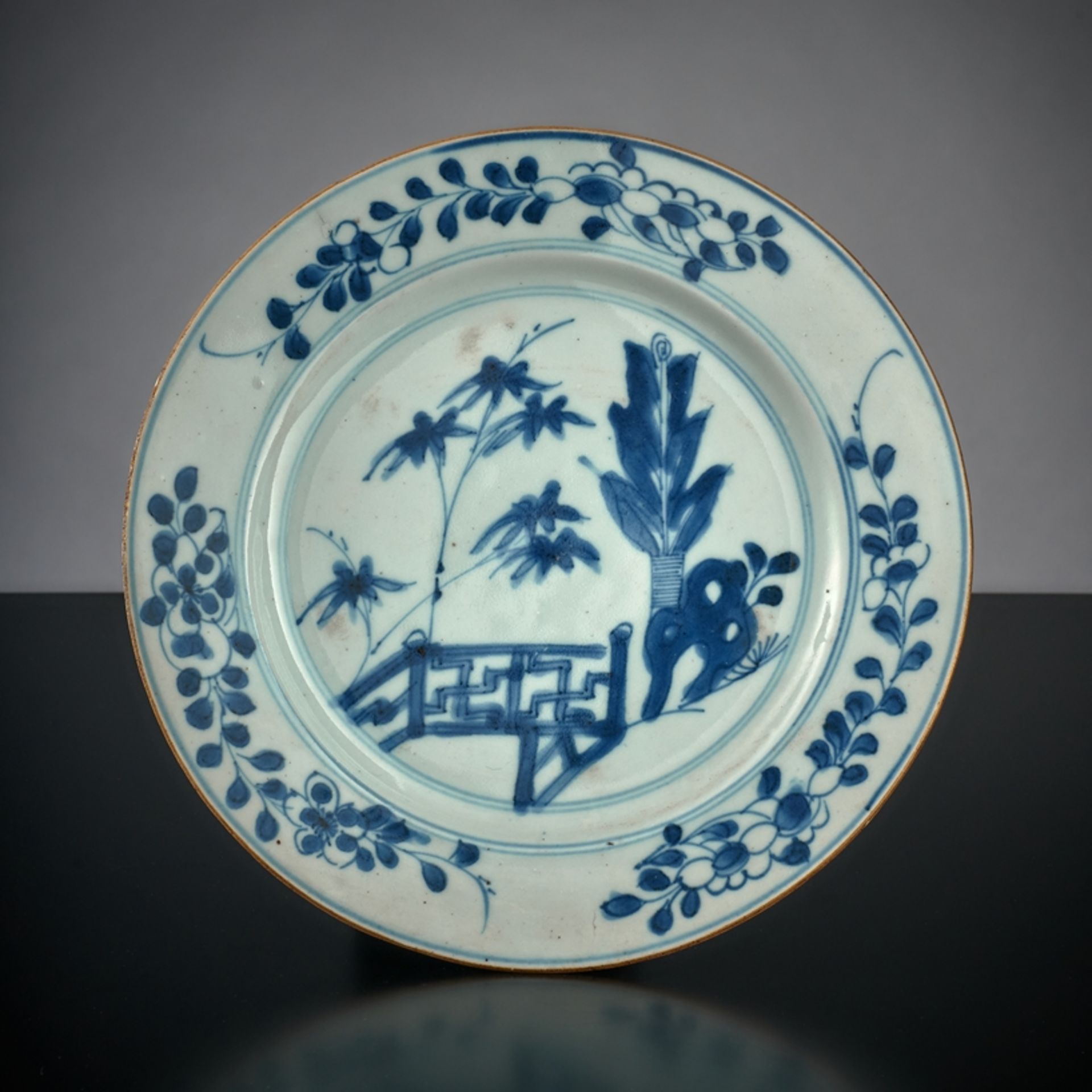 Teller.  Unterglasurblauer Dekor mit Zaun und Bananenstaude. China, 18. Jh. Ø 23 cm