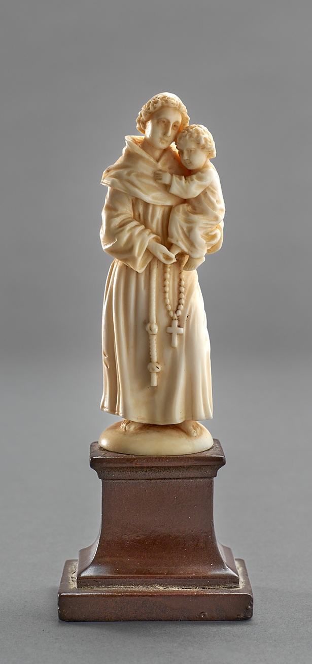 Heiliger Franziskus mit Jesuskind. Elfenbein. Augsburg wohl 19. Jh. H 10,3 cm