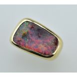 Unikatring.  Boulderopal (kl. Abplatzung). Massive Fassung, der Form des Opals angepasst. 18 ct. Ro