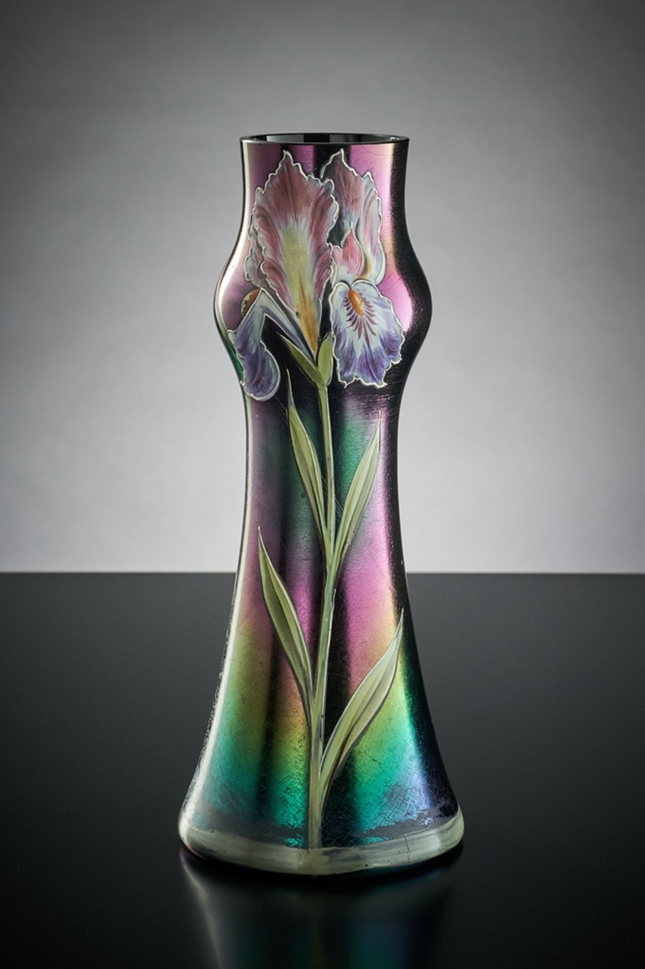 Vase. Dunkelrotes Glas mit Irisierung. Emaille-Bemalung mit Irisblüte. Poschinger? Um 1900. H 23 c