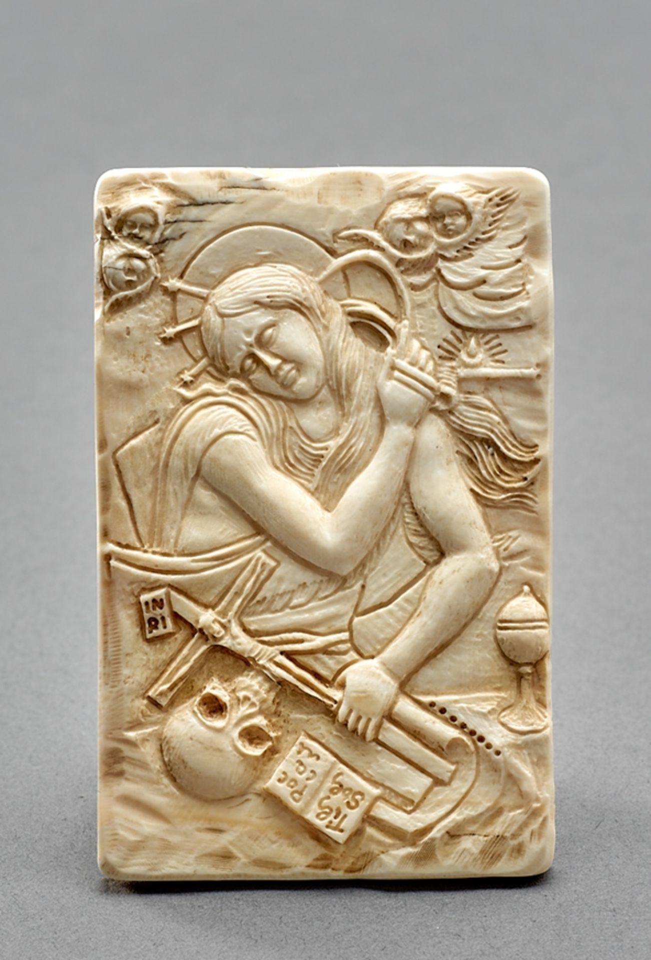 Sich geißelnde Magdalena. Basrelief. Elfenbein. Wohl 17. Jh. 8 x 5,2 cm