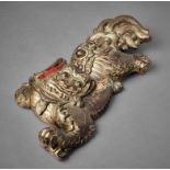 Shishi als Relief. Holz gefasst und vergoldet. Fehlstellen. China um 1800. H 58 cm