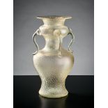 Vase. Doppelkürbisförmig mit vier angeschmolzenen Henkeln. Farbloses, optisch geblasenes Glas mit I