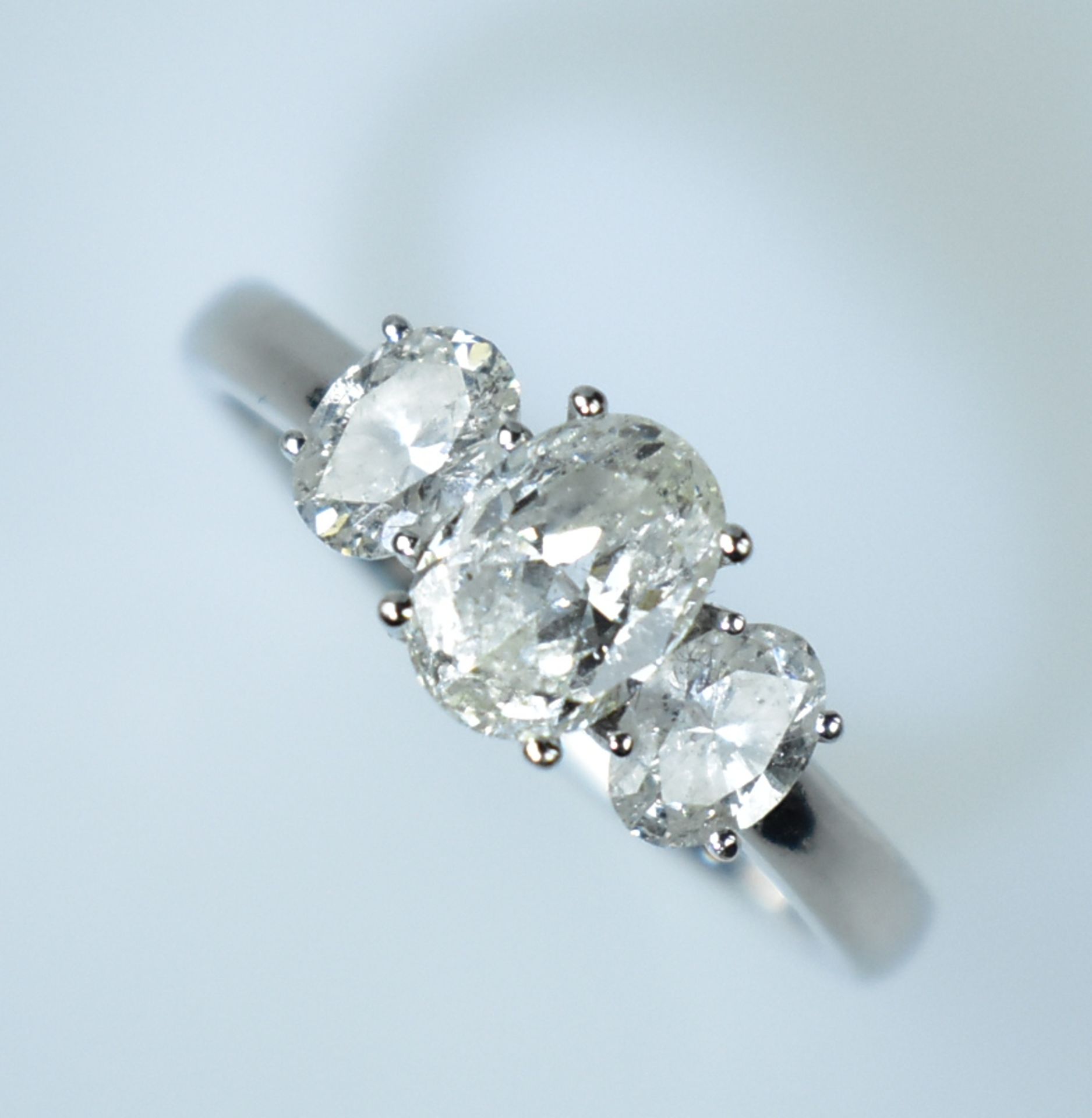 Diamantring.  Drei ovale Diamanten zus. 1,20 ct. leicht getöntes Weiß (top christall)-P1-P2. 18 ct.