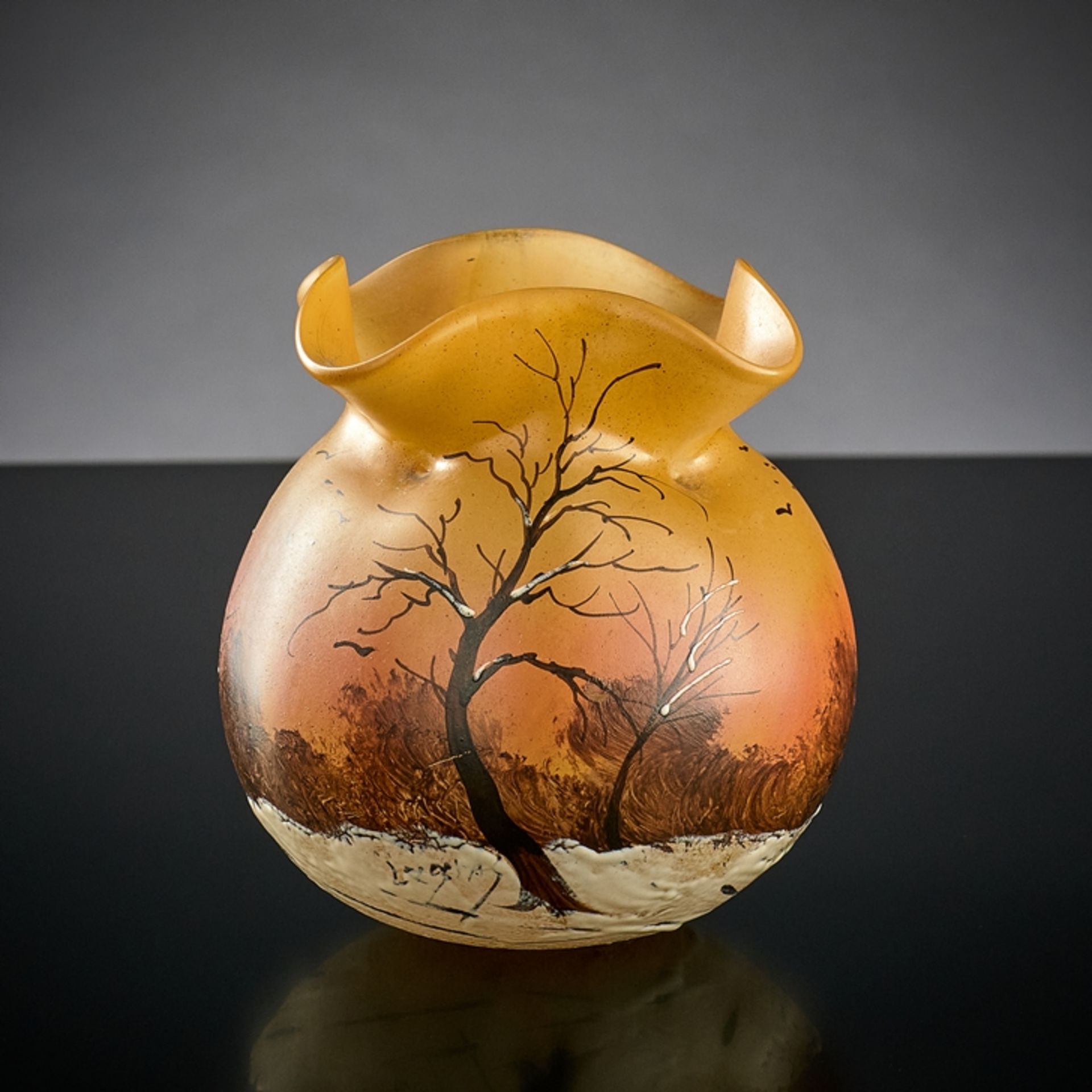 Kugelige Vase. Pulvereinschmelzungen in orange/gelb. Emaille-Dekor mit Winterlandschaft. Legras, St