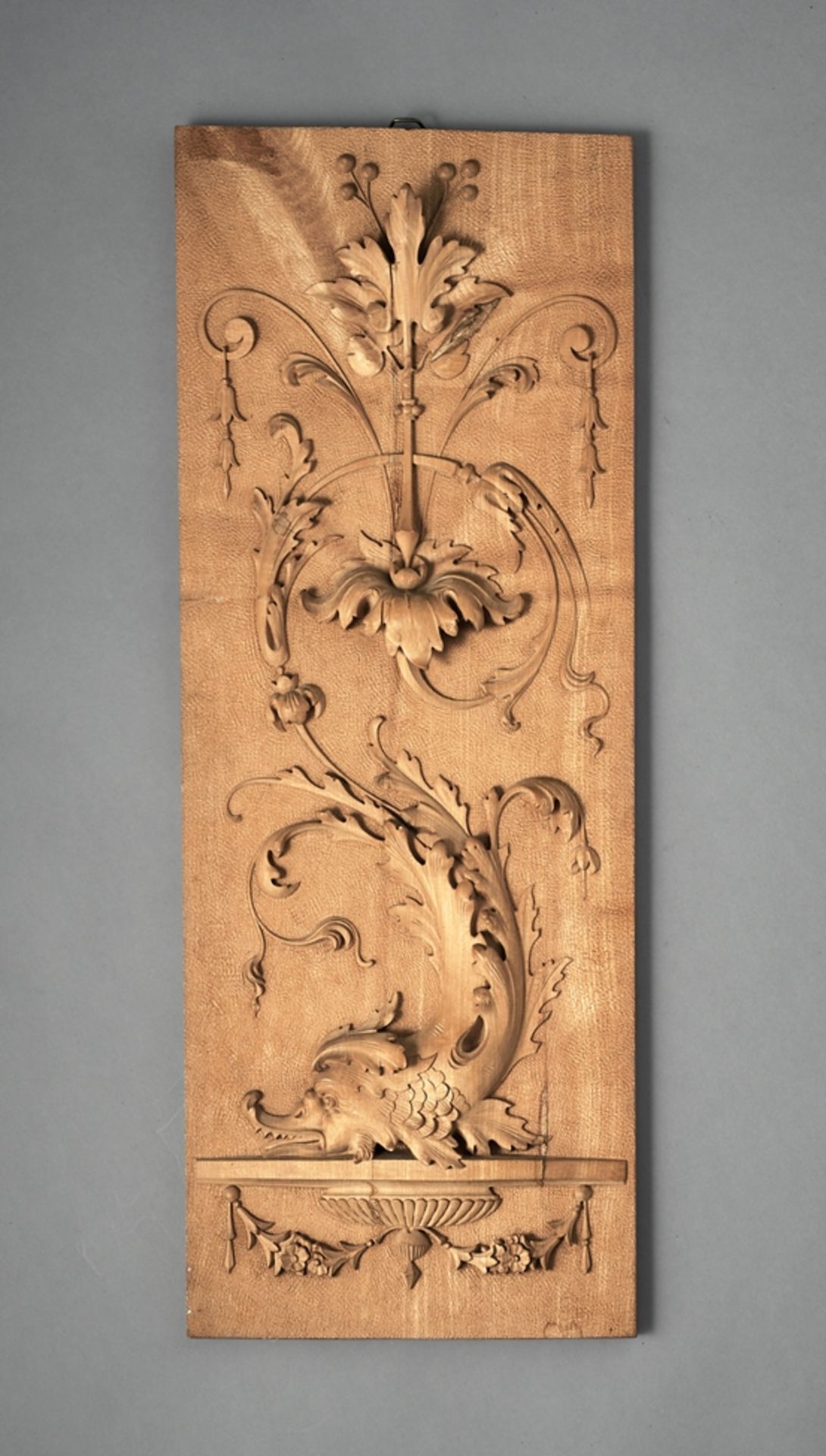 Historismus-Relief mit Akanthus und Delphin.  Holz. 2.H.. 19. Jh. 58 x 22 cm