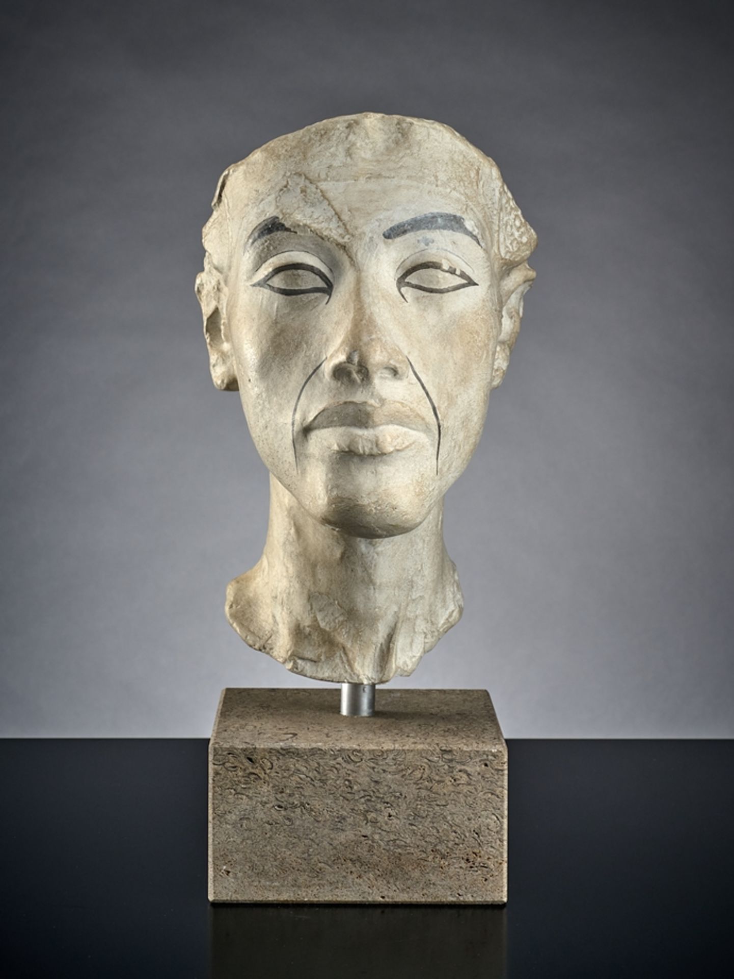 Portraitkopf des Pharao Echnaton. Kunstguß auf Steinsockel. H 35 cm