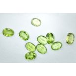 Zehn Peridots. Oval facettiert. 8.61 ct.