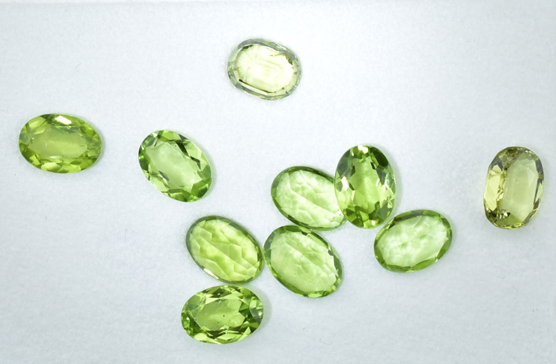 Zehn Peridots. Oval facettiert. 8.61 ct.