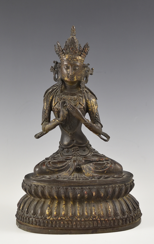 Bodhisattva Manjusri. Auf doppeltem Lotossockel sitzend. Dyana asana und Darmacakra mudra. Bronze m