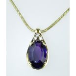 Feiner Amethystanhänger in ovalem, facettiertem Schliff mit kleinen Brillanten. Dazu Collier 14 ct.