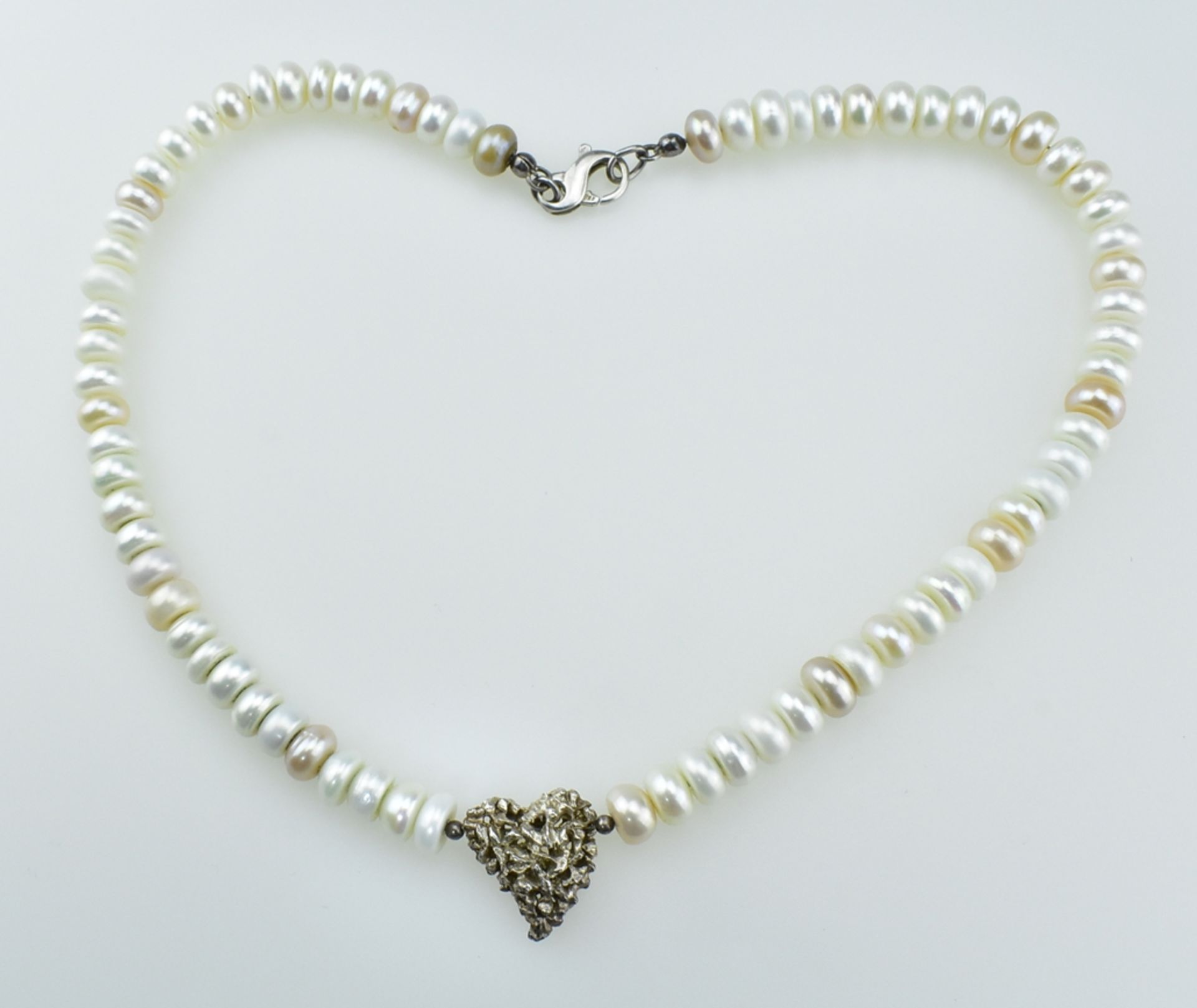 Süßwasser-Perlkette. Scheibenförmige Perlen mit Silberverschluß und Herz. L 40 cm