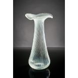 Hohe Vase. Farbloses Glas, vertikal gerippt, dreifach ausgestellter Rand. Geätzte Mattierung in der