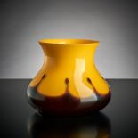 Vase. Bombiert. Gelb unterfangendes Opalglas mit violettem, ausgezogenem Überfang. Loetz, Klostermü