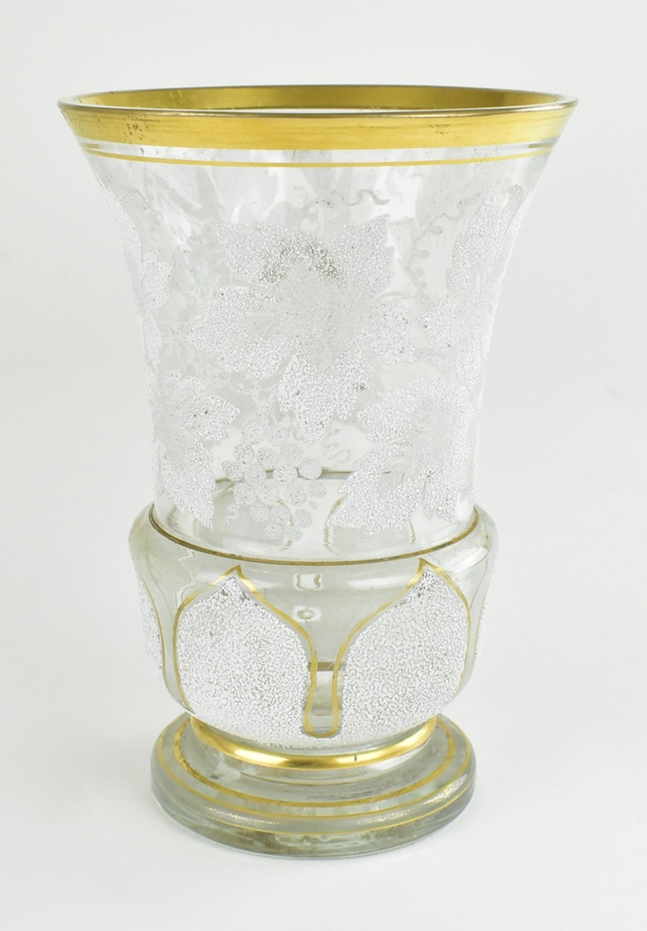 Kelchglas.  Geätzter Dekor mit Weihnlaub. Böhmen, Ende 19. Jh. H 12 cm