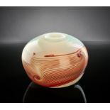 Eisch-Vase. Sign. (19)79 dat. Opalin-Kugelbauchvase mit feiner Spiralaufschmelzung. Ø 15,5 cm