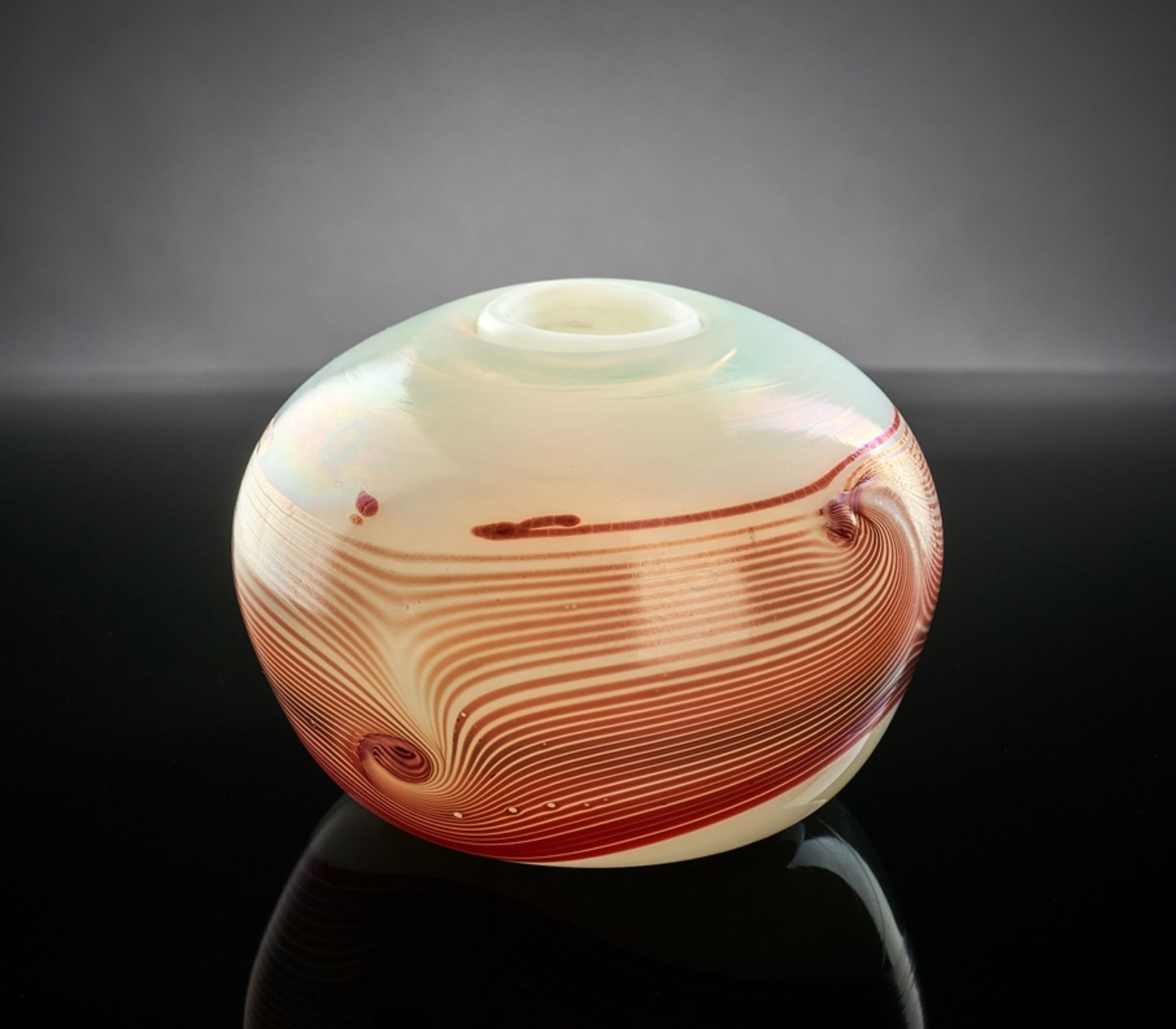 Eisch-Vase. Sign. (19)79 dat. Opalin-Kugelbauchvase mit feiner Spiralaufschmelzung. Ø 15,5 cm