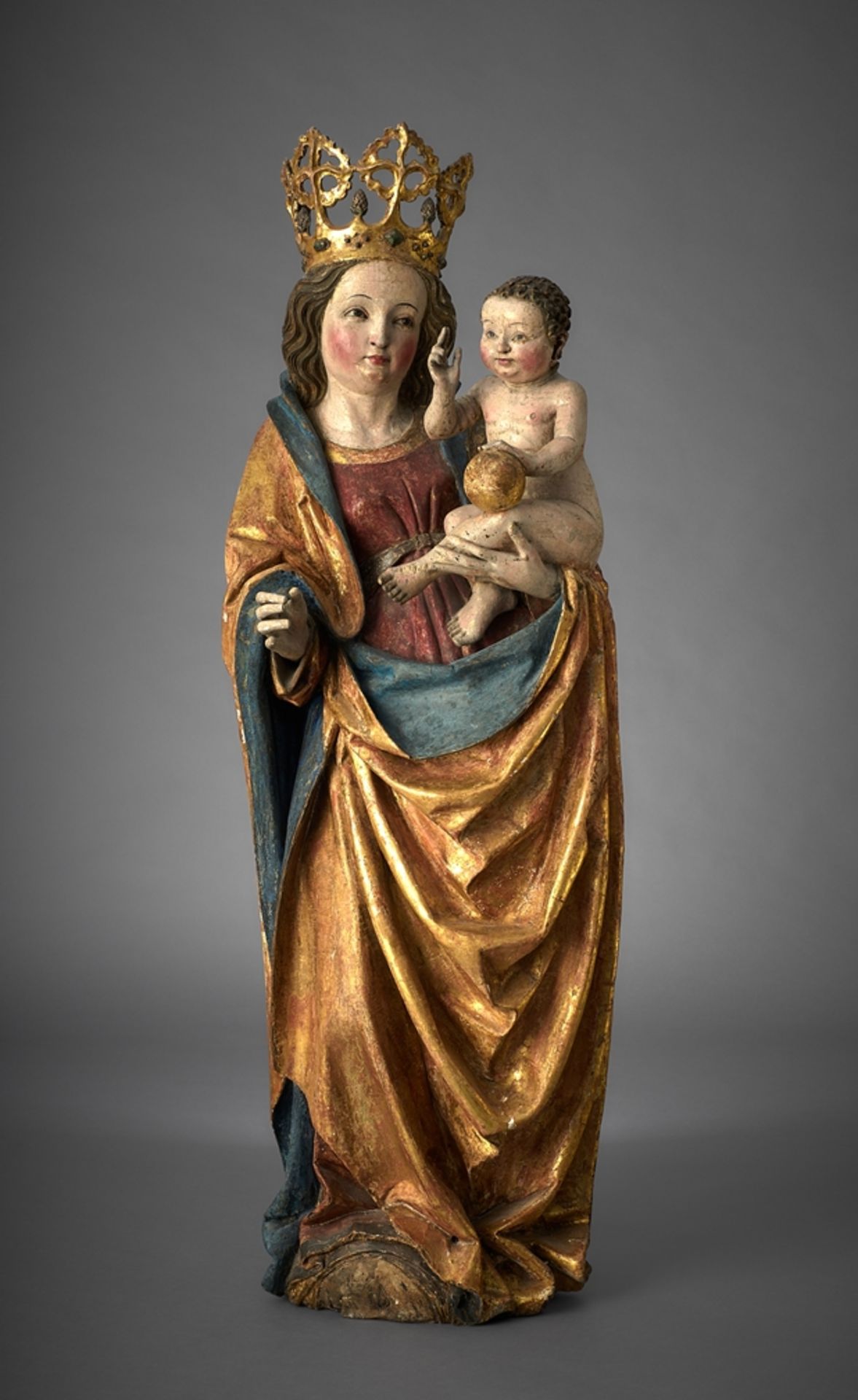 Beeindruckende, spätgotische Ulmer Madonna. Im linken Arm den Jesusknaben haltend, dieser mit segne