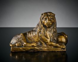 England, 20. Jh.  Liegender Löwe mit Kugel. L 18 cm