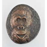 Briefbeschwerer. Bez. Jaques Birr (1920-2012). Orang Utan-Gesicht. Unterseite ganzfigürlich. Bronz