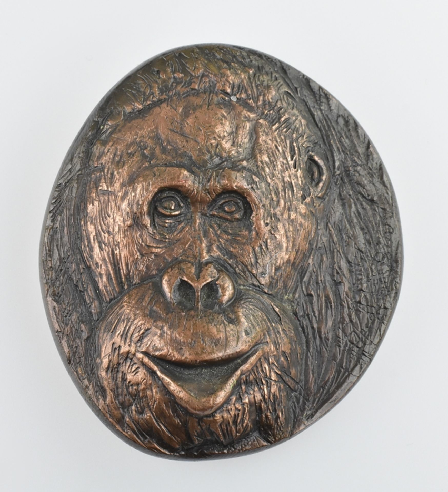 Briefbeschwerer. Bez. Jaques Birr (1920-2012). Orang Utan-Gesicht. Unterseite ganzfigürlich. Bronz