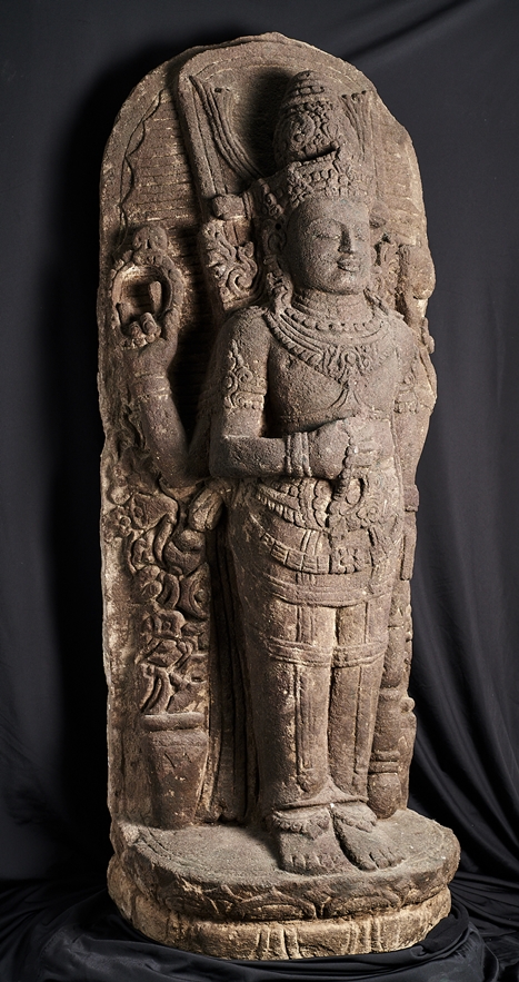 Imposante Visnu-Statue. Auf halbrundem Lotossockel stehender vierarmiger Gott. Prächtig geschmück