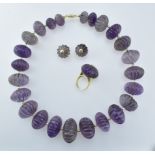 Außergewöhnliche Amethystgarnitur.  Collier, Ring und Ohrclips kübrisförmig geschliffene Amethyste 