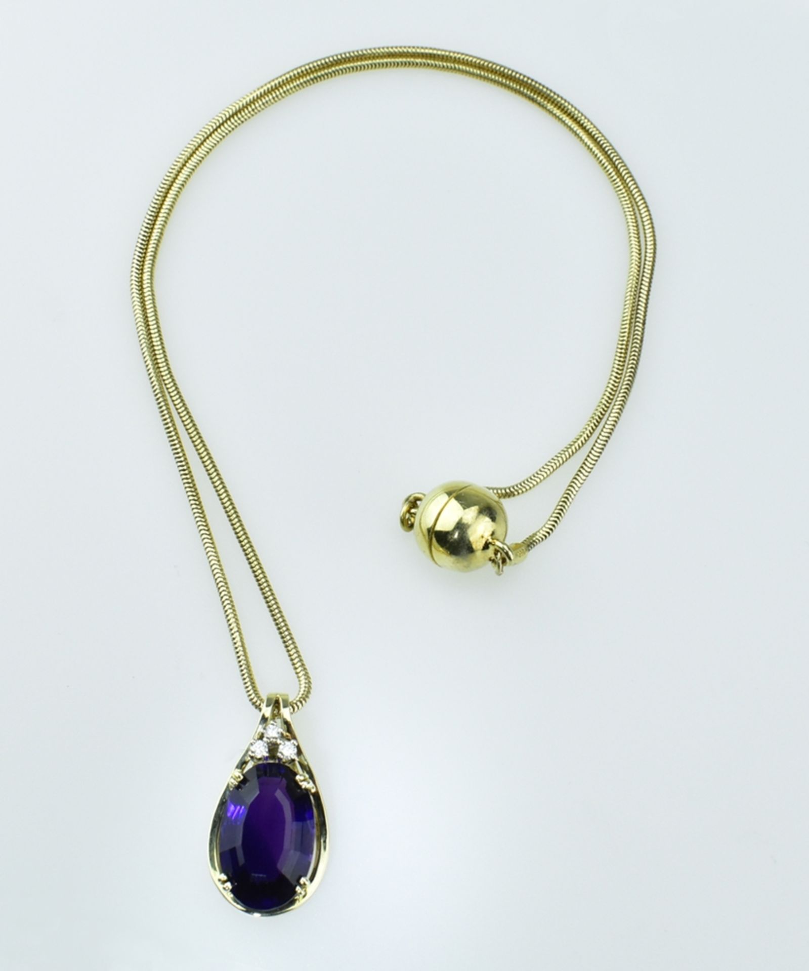 Feiner Amethystanhänger in ovalem, facettiertem Schliff mit kleinen Brillanten. Dazu Collier 14 ct. - Image 2 of 2