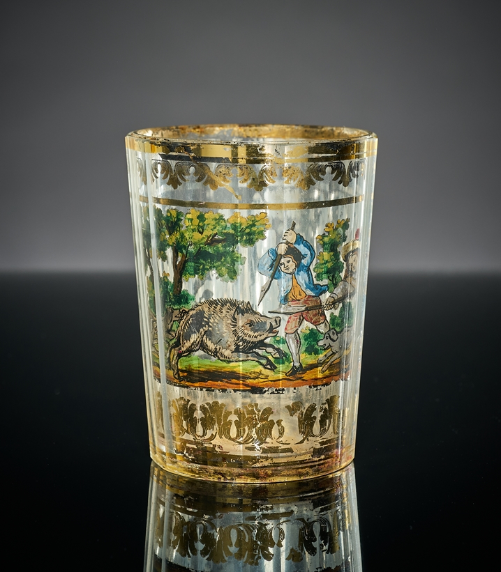 Barockes Zwischengoldglas. Konischer Becher mit 15-fach geschälter Wandung. Bemalung mit Akanthusr