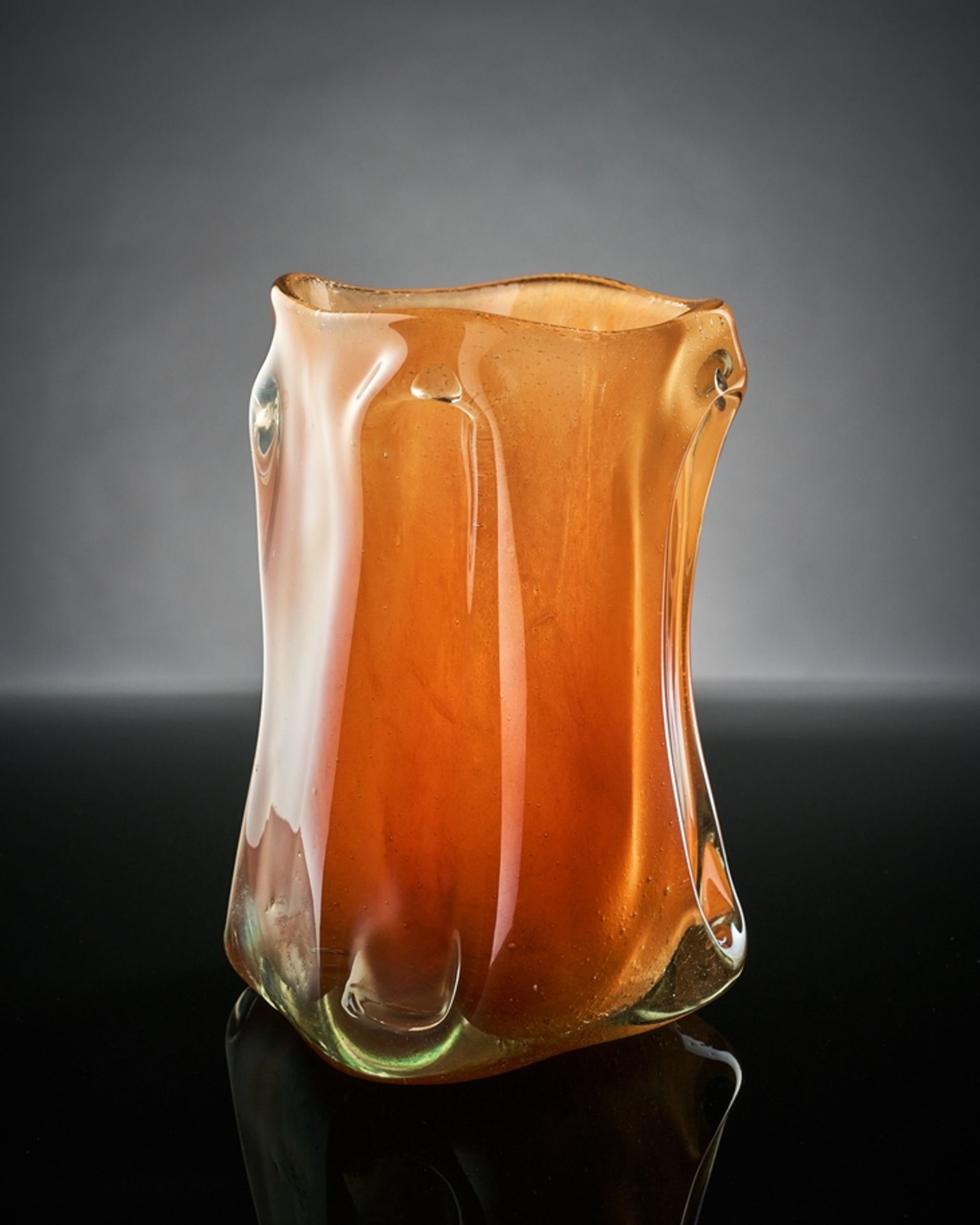 Quadratische Vase. Gekehlte Ecken, pulverisierte Einschmelzungen in Orange. Irisierende Teilätzunge
