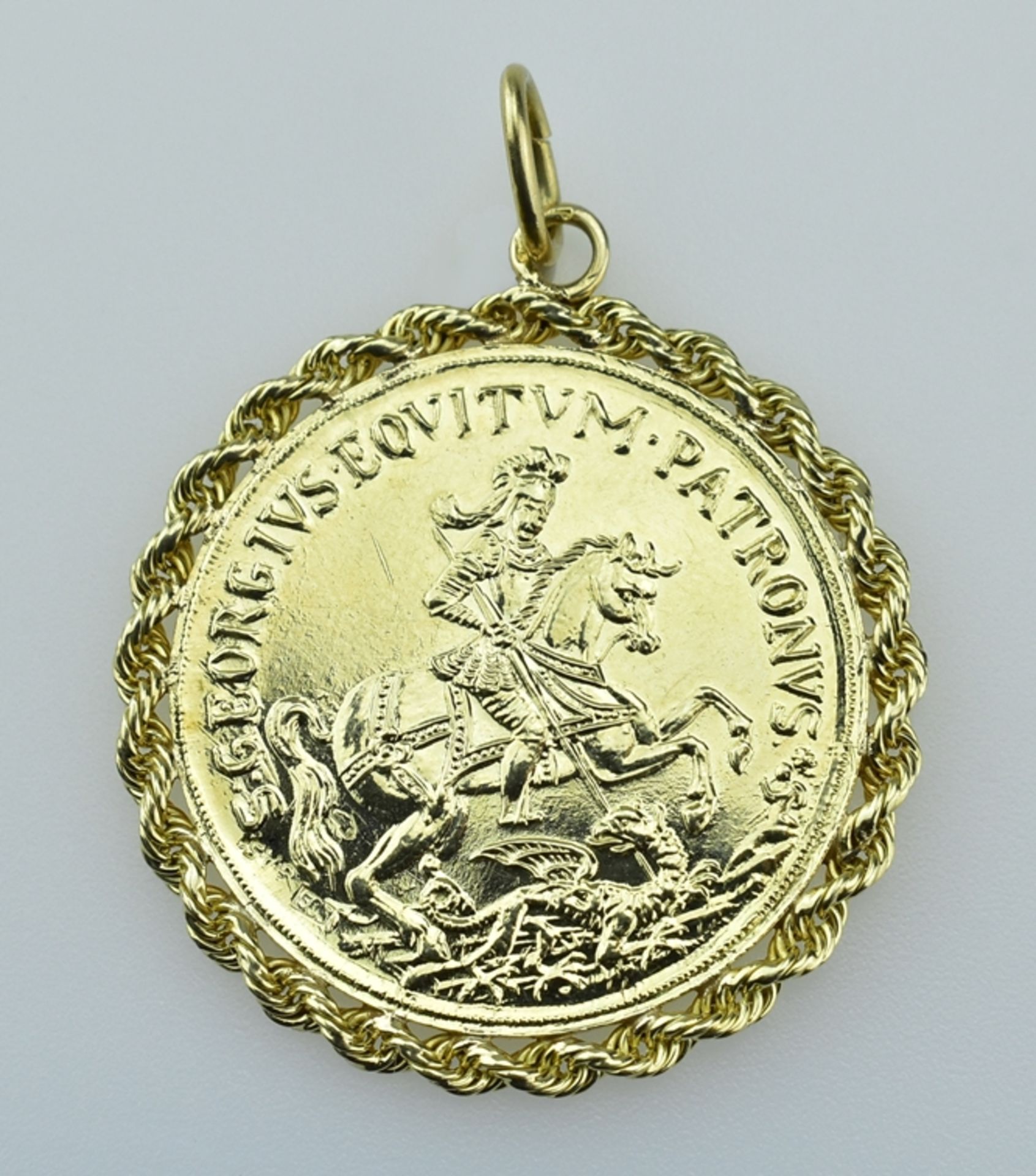 St. Georg-Anhänger.  Medaille mit Hl. Georg zu Pferd. Verso Schrift:'In Tempestate Securitas'. Kord