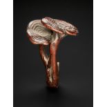 Zwei Reishi-Pilze (Medizinalpilze). Holz. 19. Jh. H 5,5 cm. Ehem. Klefisch, Köln 1978. Provenienz S