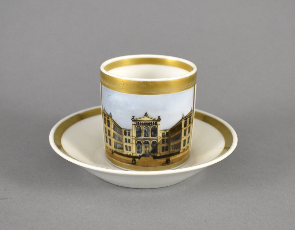 Ansichtentasse Berlin, Thierarzneischule. Zylindirsche Tasse mit polychromer Bemalung und Goldrand.