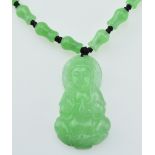 Jadekette mit Buddhaanhänger.  Tulpenförmig geschliffene Jade als Kette mit Buddharelief. L 56 cm